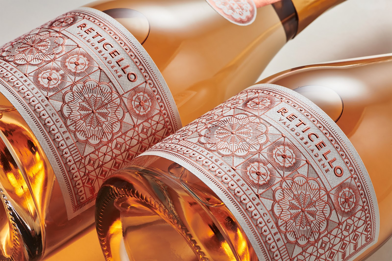 東營(yíng)酒標(biāo)設(shè)計(jì)線條燙金更奢華(圖1)