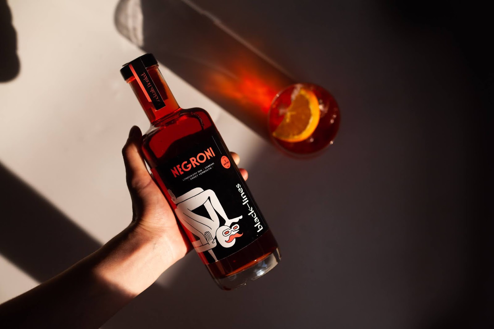 一系列現(xiàn)成的雞尾酒包裝設(shè)計(jì)(圖2)