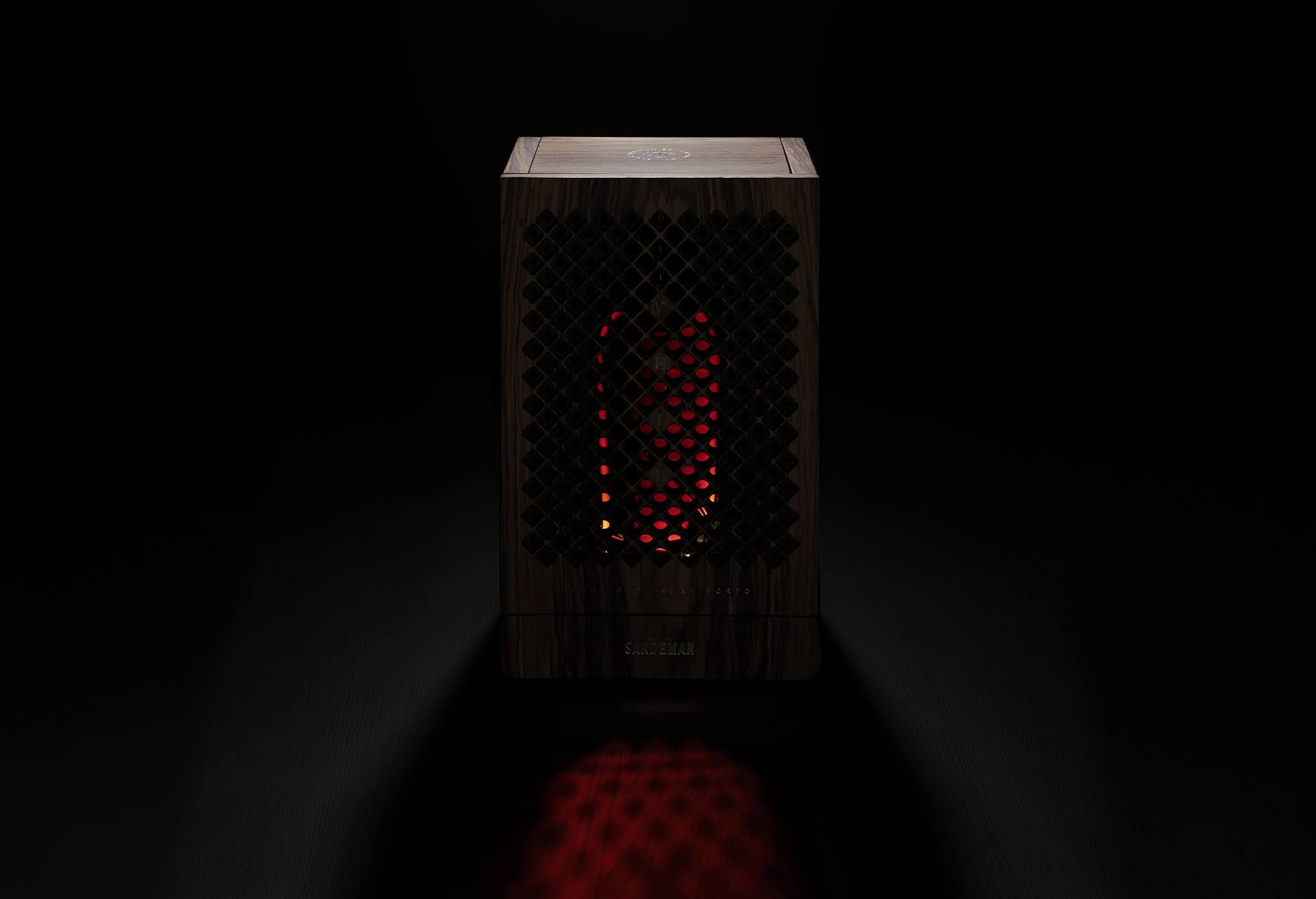 紫檀木水晶瓶的葡萄酒包裝非常奢華(圖3)