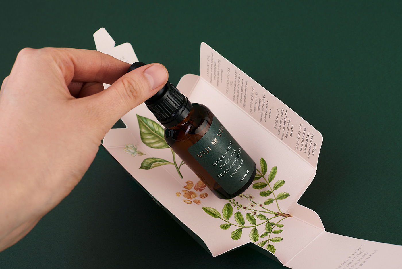 能讓人想起傳統(tǒng)的植物學(xué)書(shū)籍的護(hù)膚品包裝設(shè)計(jì)(圖7) 能讓人想起傳統(tǒng)的植物學(xué)書(shū)籍的護(hù)膚品包裝設(shè)計(jì)(圖7)