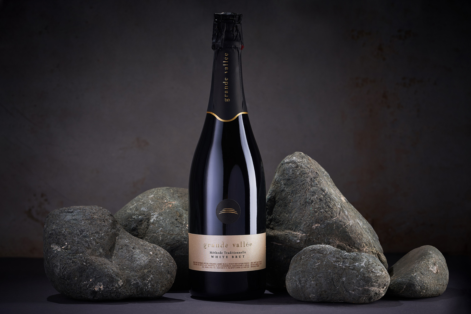 極簡(jiǎn)主義的起泡酒包裝設(shè)計(jì)這樣做(圖1)